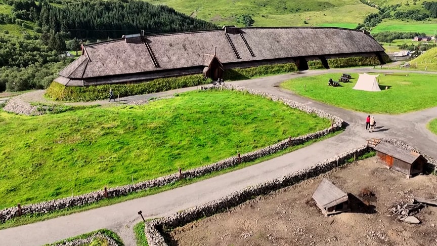 Takto vypadá napůl pohřbený dlouhý dům vikingské éry nad polárním kruhem